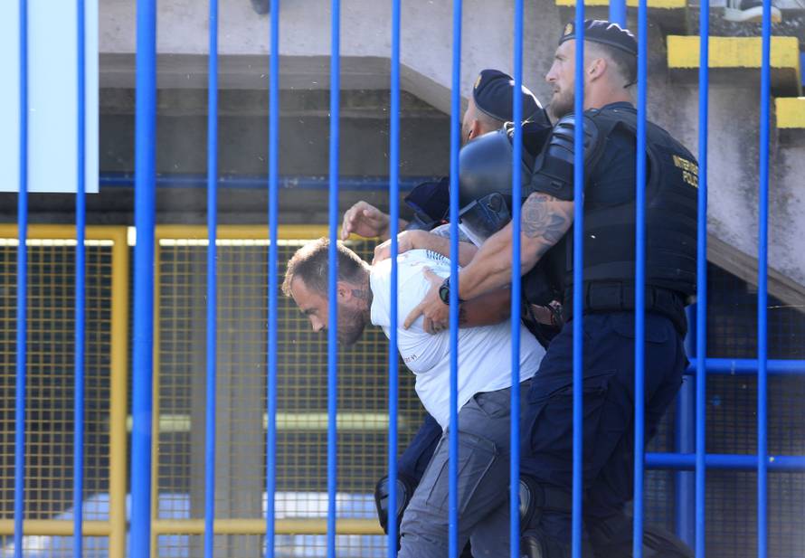 Policija privodi navijače na utakmici između Dinama i Hajduka