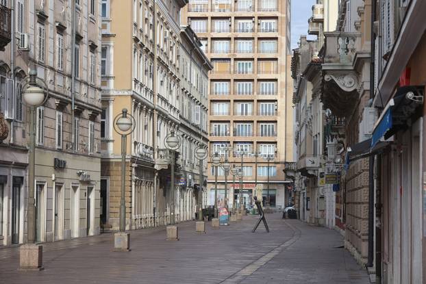 Rijeka: Počela operacija vađenja mine iz podmorja luke