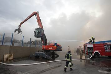 Rijeka: Izbio po&zcaron;ar u skladi&scaron;tu Metisa na Kukuljanovu