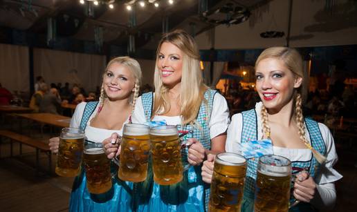 Duh Oktoberfesta u Löwenbräu šatoru na Bundekfestu 