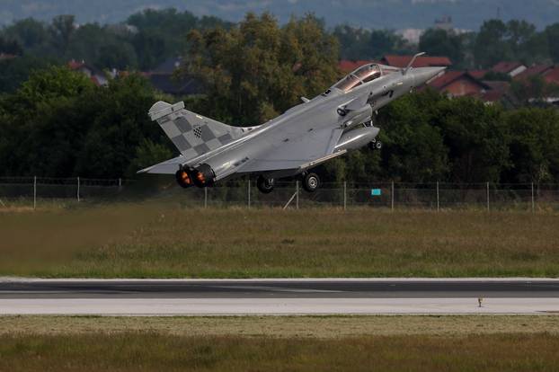 Velika Gorica: Preletom Rafaleima iznad Hrvatske piloti HRZ-a izrazili su zahvalnosti i poštovanje prema svim sudionicima VRO "Bljesak"