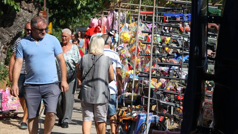 FOTO Od zvona za životinje do vunenih čarapa: Štandovi u Skradinu krcati na Malu Gospu