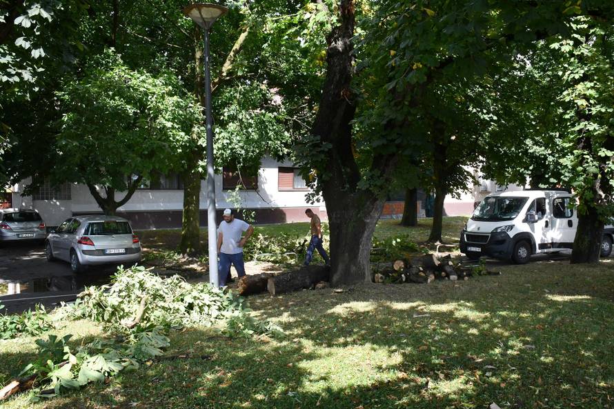 FOTO Dvoje ljudi ozlijeđeno u oluji koja je poharala Zagreb, velika šteta i u Slavoniji...