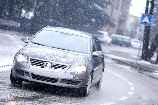 Sarajevo: Otežano prometovanje automobilima zbog snijega koji pada