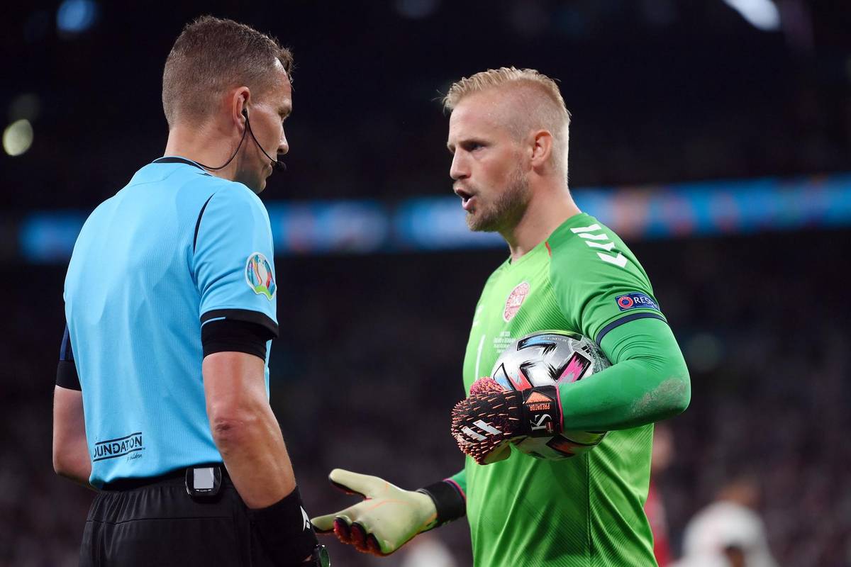 Uefa prijavila Engleze: Navijači zviždali na himne i rabili laser