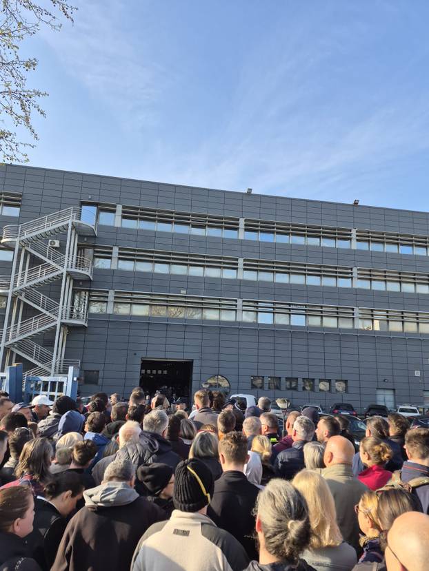 FOTO Pogledajte zbog čega su Zagrepčani stajali u redovima: Prodavali bicikle, mobitele...