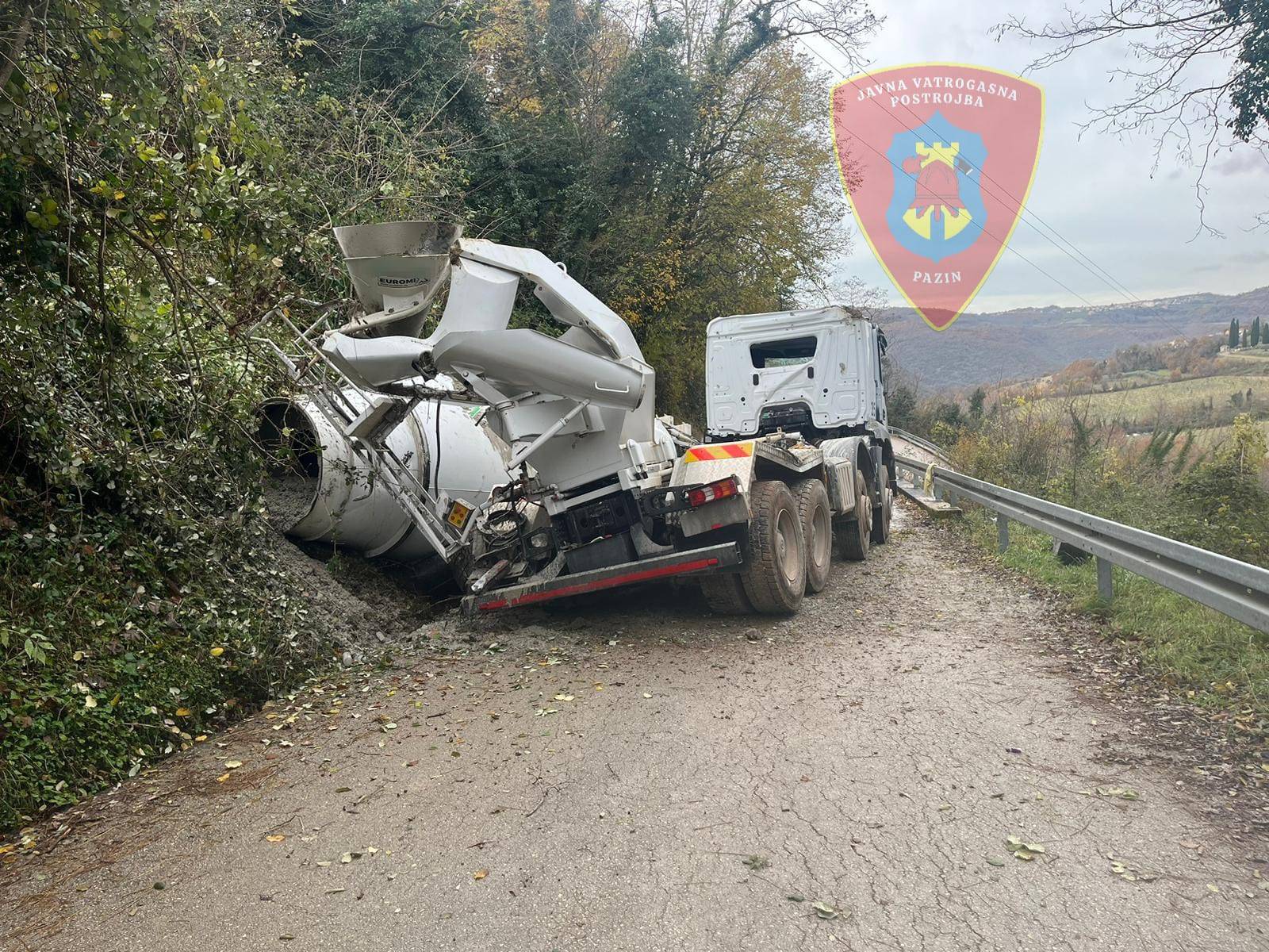 Vozač kamiona teško ozlijeđen kod Motovuna. Vozio je unatoč zabrani, više puta se prevrnuo