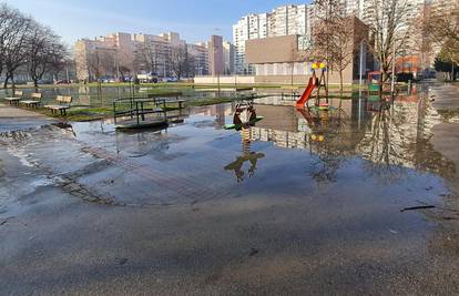 VIDEO U Travnom je pukla cijev: 'Oko crkve je pravo jezero...'