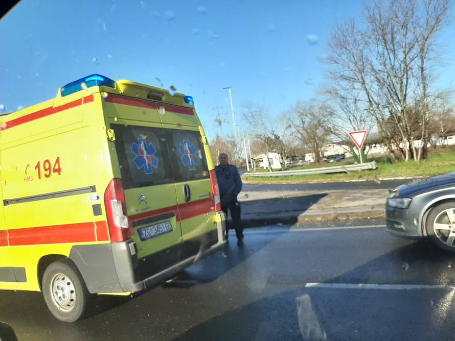 Jedan ozlijeđen u sudaru dva automobila u Novom Zagrebu