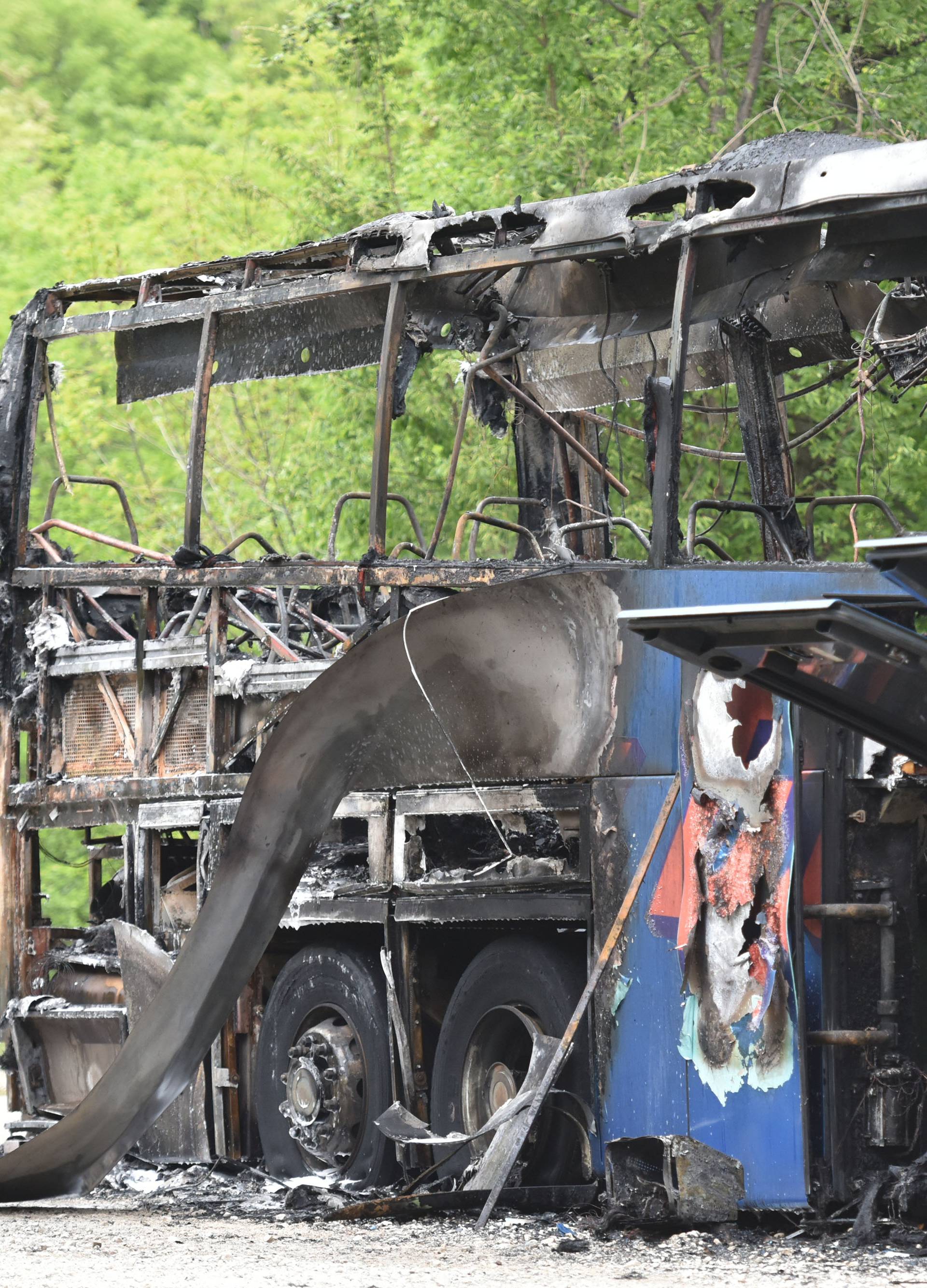 Buktinja na cesti kod Plomina: Bus izgorio, putnici evakuirani