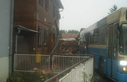 Sudarila se dva autobusa, jedan srušio tendu mesnice