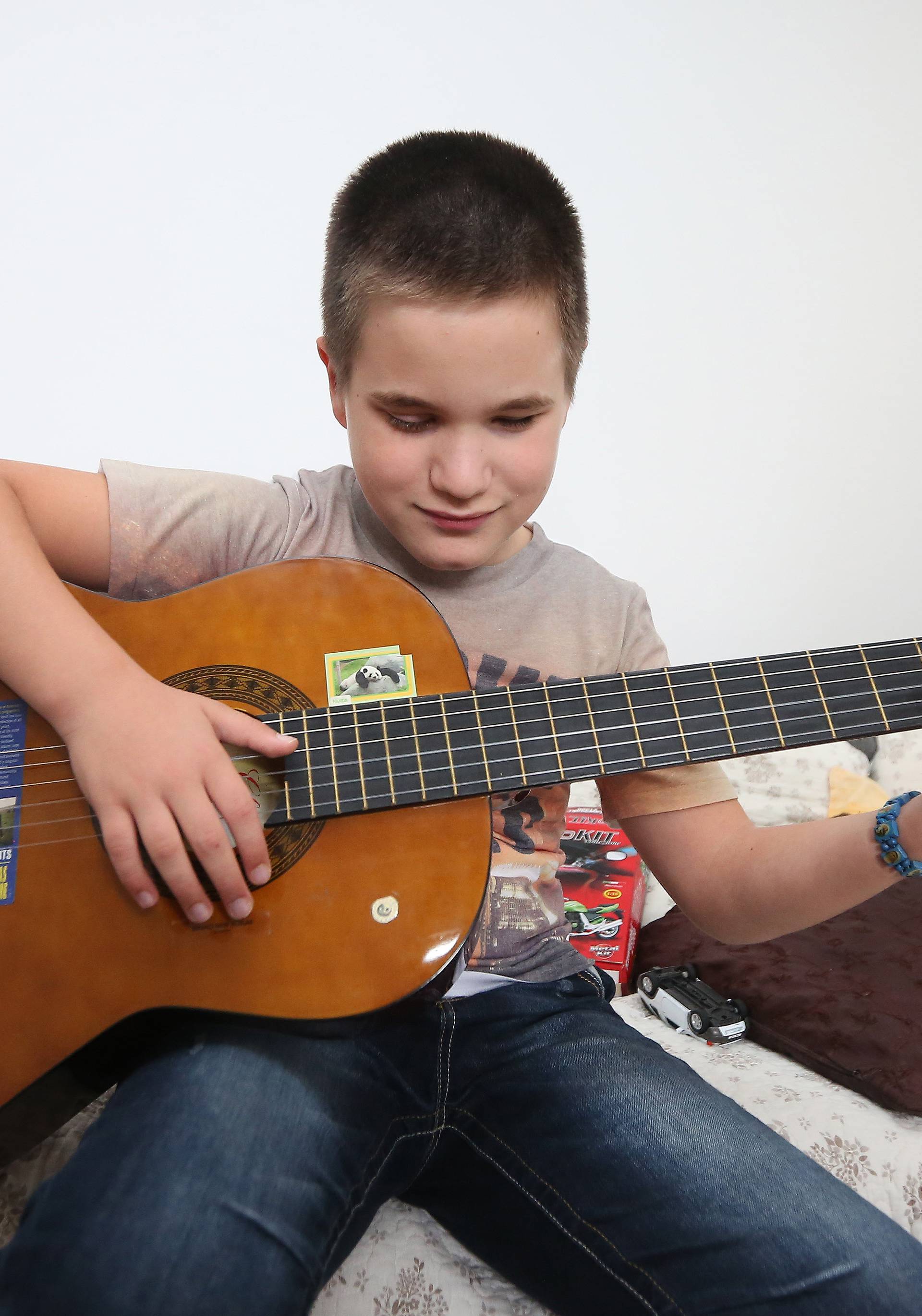 Slijepi Mate (10) je odlikaš i gitarist: 'Pjesma je moja sreća'