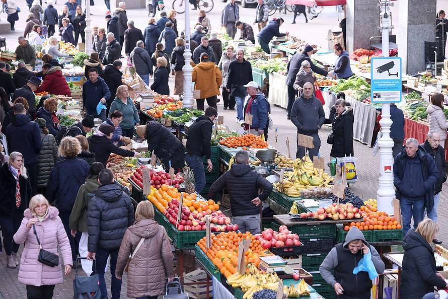 Zagreb: Topli i sunčani petak doveo veliki broj kupaca na standove Dolca Pod zidom i na Splavnici