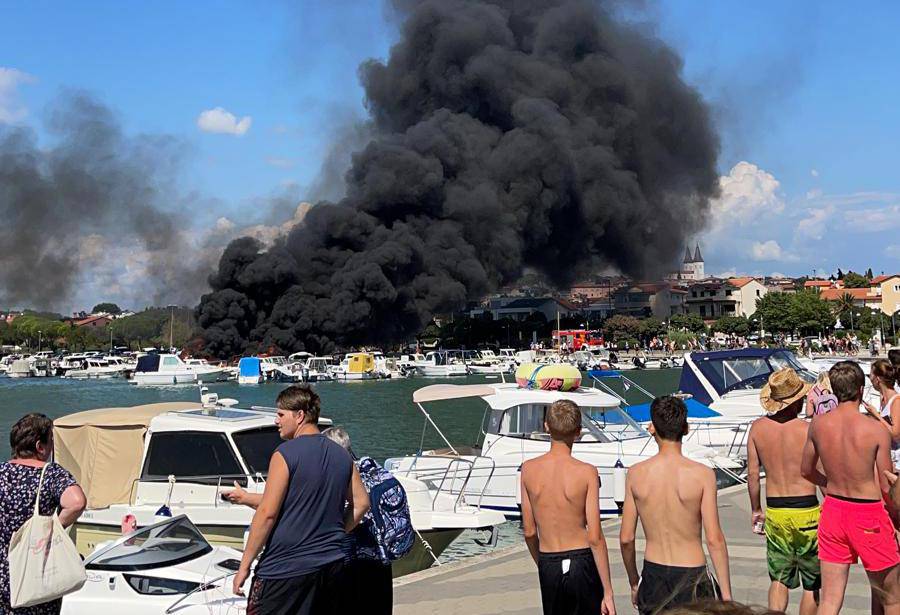 VIDEO 'Muškarac, žena i dijete su iskočili. Pakleni gliser došao je do rive i zapalio još brodica'