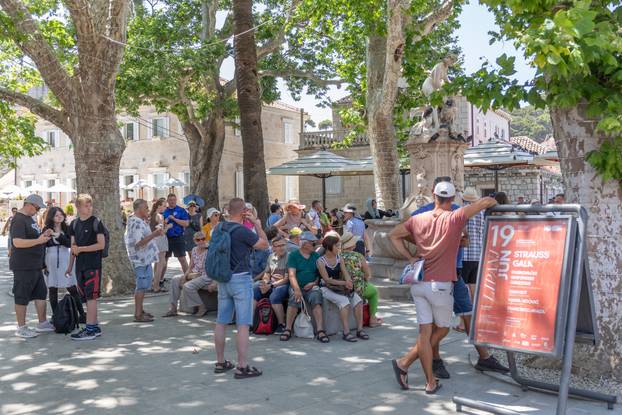 Dubrovnik:  Pune plaže i turističke gužve u gradu