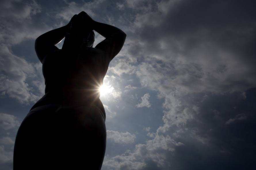 Split: Na BaÄvicama postavljen spomenik neisklesanm tijelu koji slavi Å¾enske obline