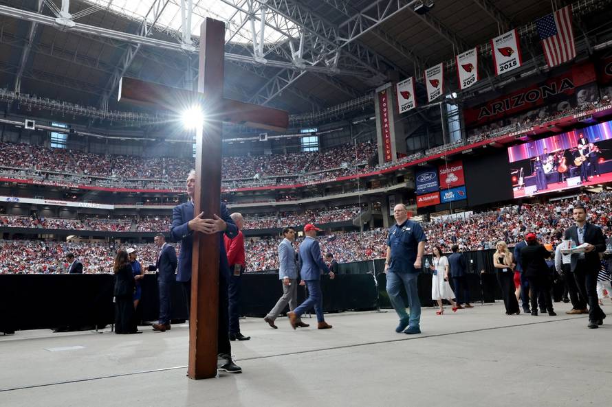 Na komemoraciju Charlieja Kirka donio križ visok tri metra: Vukao ga je na kotačićima