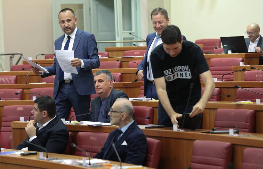 Zagreb: Sjednica Sabora prekinuta nakon nekoliko minuta, Pernar opet iznešen iz sabornice