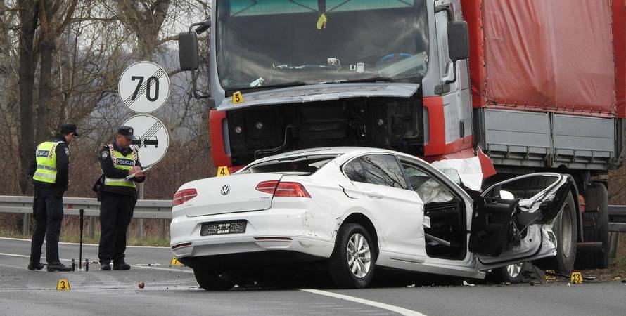 Naglo je skrenuo, zabio se u kamion i ostao zgnječen ispod
