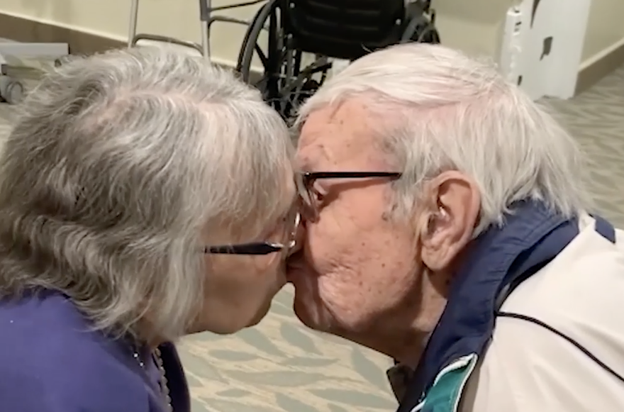 Ponovni susret u suzama: Dva su mjeseca bili razdvojeni zbog korone, a u braku su 70 godina