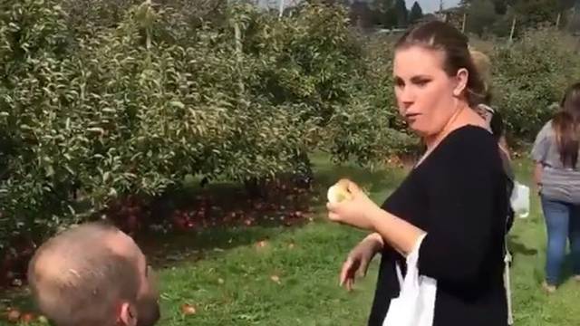 Pogledajte reakciju ove žene na prosidbu - gađala ga jabukom