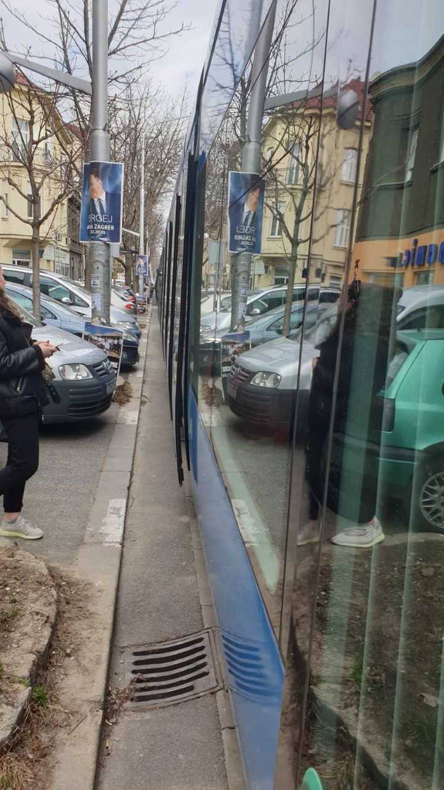 Auto blokirao tramvaje: Trojica ga maknuli, pozvali su i 'pauk'