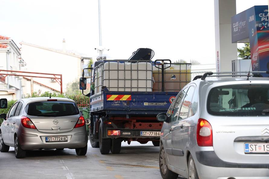 Kaštela: Gužve na benzinskim postajama zbog povećanja cijena goriva
