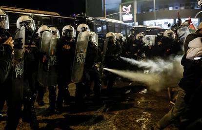 Novi kaos u Grčkoj: Huligani se tukli s policijom na odbojkaškoj utakmici, igrači i suci su bježali!