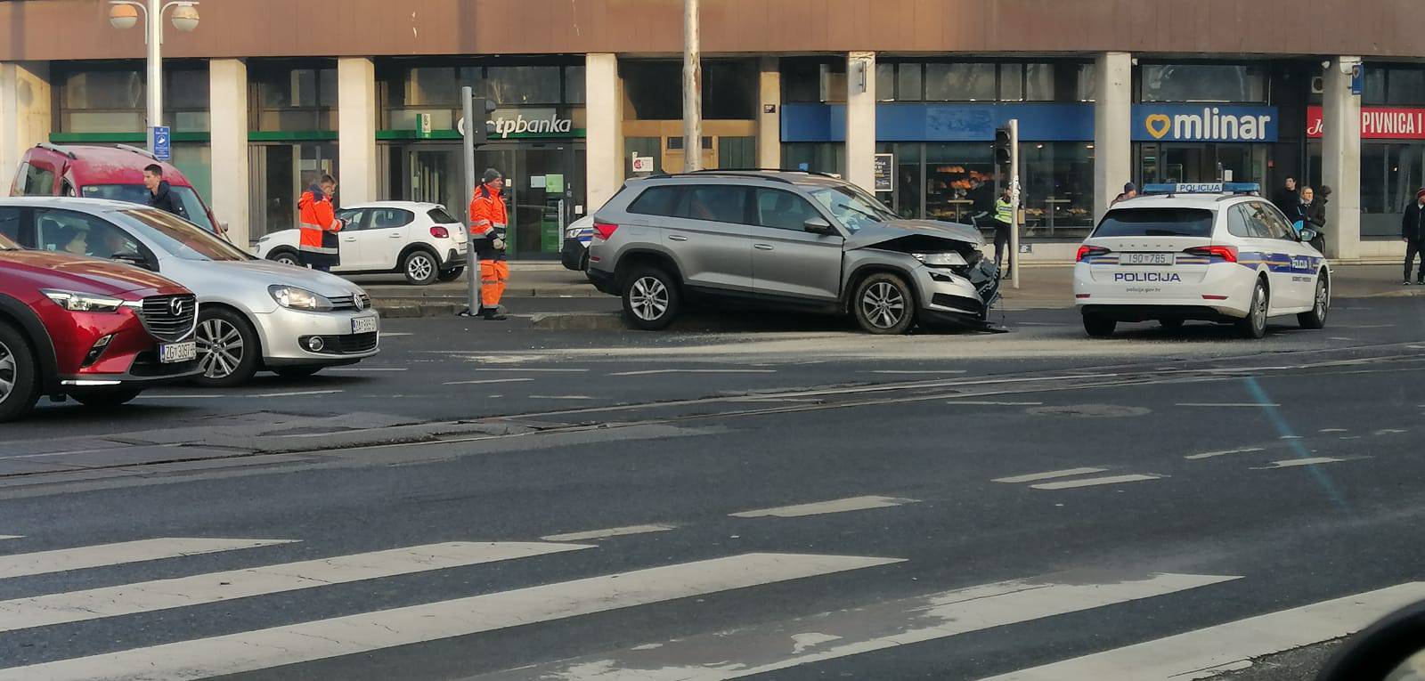 Krš i lom u Zagrebu: Sudar na jednom od prometnijih raskrižja u gradu. Dijelovi svuda po cesti