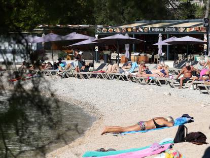 FOTO U Vodicama je jesen samo u kalendaru: Turisti na plažama upijaju sunce i uživaju u moru