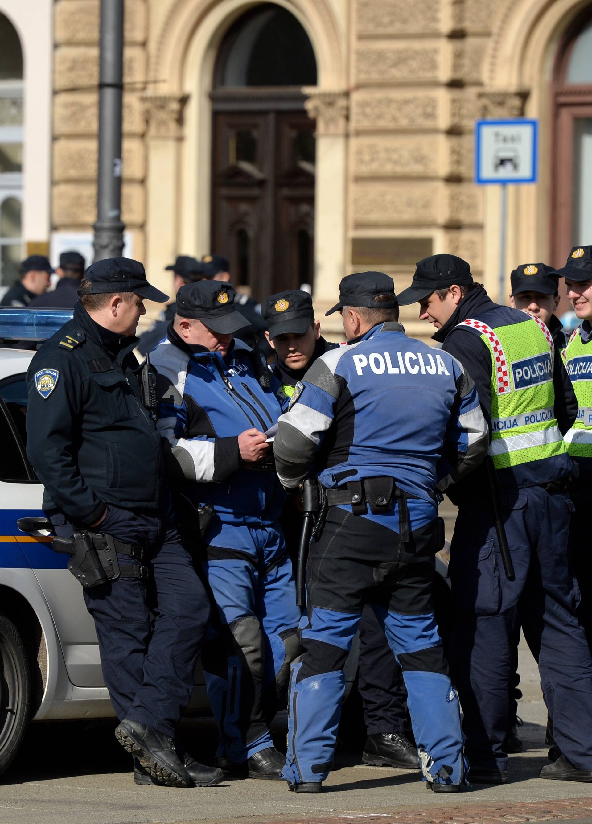 Marširali Zagrebom i prisegnuli na vjernost domovini i Trumpu!