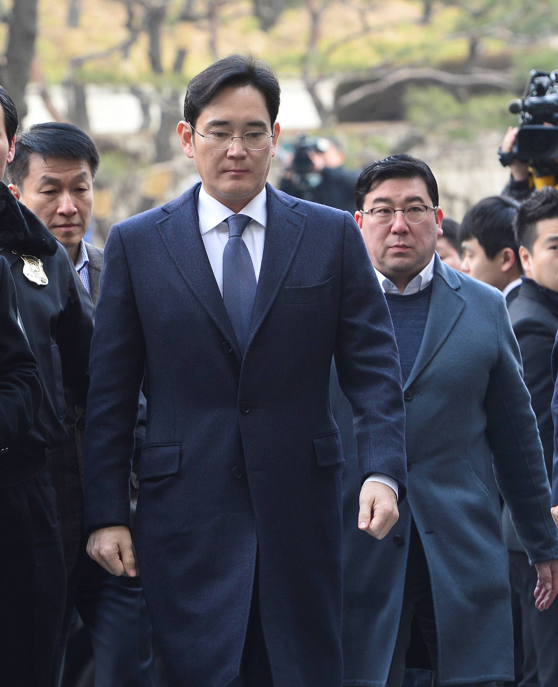 Samsung Group chief, Jay Y. Lee, arrives at the Seoul Central District Court in Seoul