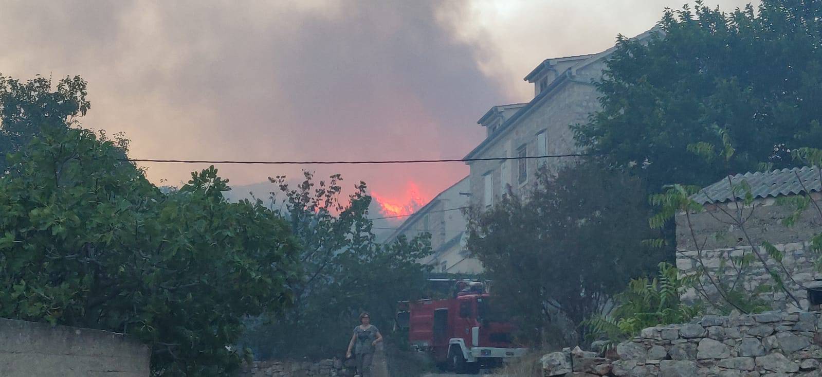 Vatrogasci obranili kuće, veliki požar stavili su pod  kontrolu