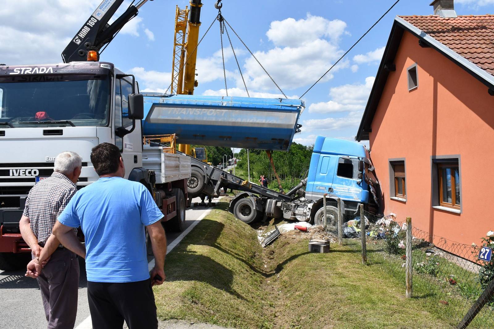 Omanovac: Kamion natovaren vapnom zabio se u obiteljsku kuću