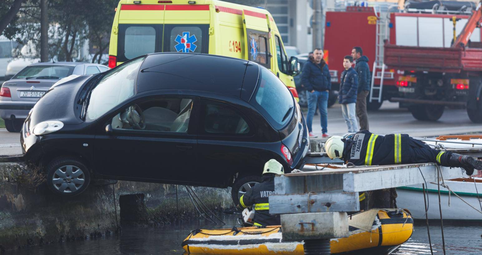 Zadar: Vozilo zamalo završilo u moru - izvukli ga vatrogasi