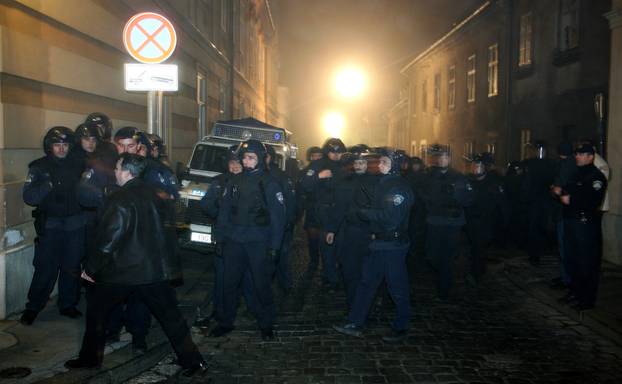 ARHIVA - Zagreb: Prosvjedi diljem zemlje zbog uhićenja Gotovine, razbijen i prozor na zgradi Vlade