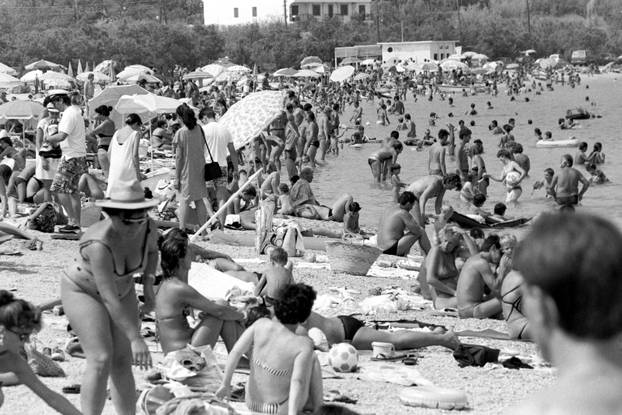 Opatija: Brojni posjetitelji uživaju u kupanju i sunčanju, kolovoz 1990.