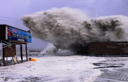 J. Koreja: Tajfun je protutnjao obalom, dizao je stijene u zrak