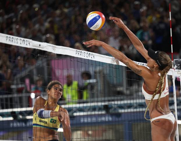 Beach Volleyball - Women's Gold Medal Match - Brazil vs Canada (Ana Patricia/Duda vs Melissa/Brandie)