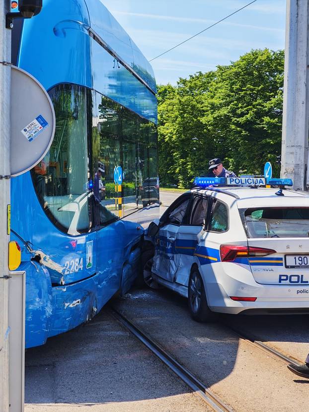 Pogledajte kaos na Jarunu gdje je tramvaj iskočio iz tračnica. Zabio se u policijski automobil