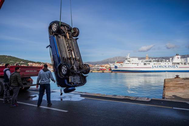 Split: Izvučen automobil koji je sinoć sletio u more kod gradske luke, vozač preminuo
