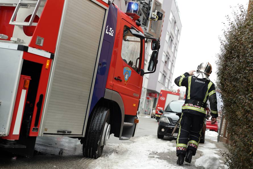 Drama: Ugašen požar na kući, vlasnika su prevezli u bolnicu