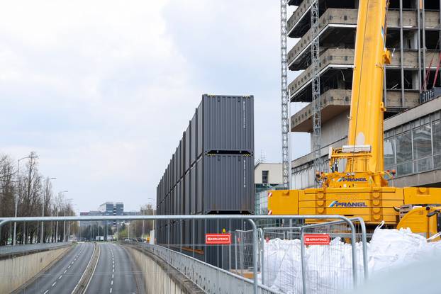Zagreb: Dizalica uz zgradu Vjesnika pomoću koje će ukloniti natpis "Vjesnik" s vrha
