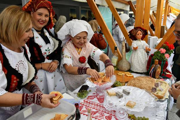 FOTO Slavonski Brod oborio rekord: Na Pogačafestu ispekli pogaču dugačku 20 metara!