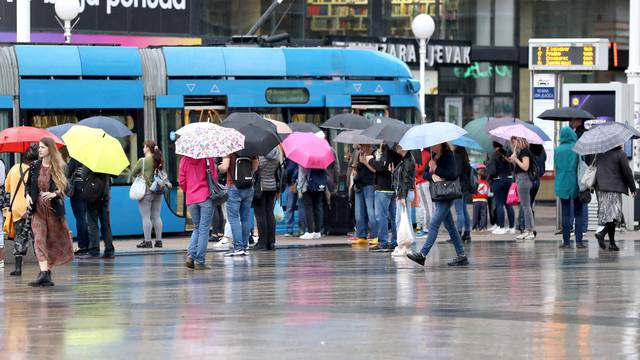 Zagreb: Kisa i dalje neprekidno pada