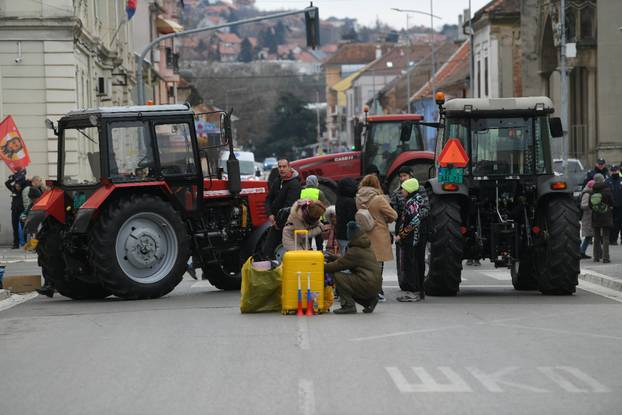 FOTO Ljuti studenti na prosvjedu u Srbiji: 'Svakog se trenutka očekuje da će pasti...'