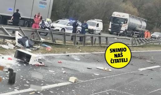 FOTO UŽASA Kamion se zabio u ogradu na A4 i prevrnuo se!