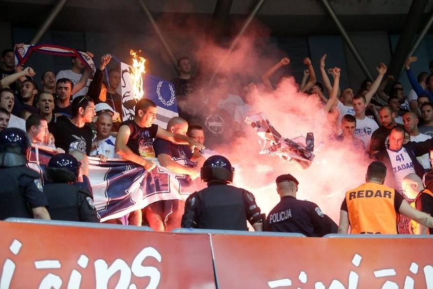 Frka u dvorani: Zadrani palili zastave i tukli se s policijom