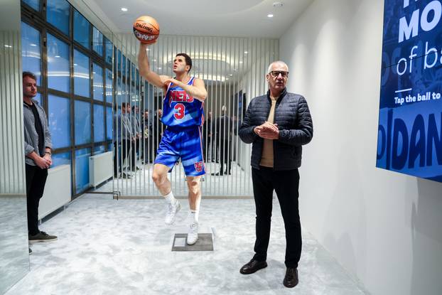 Zagreb: Voštana figura Dražena Petrovića postavljena u novi prostor Muzeja Dražena Petrovića