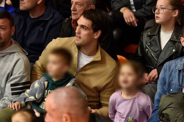 Preslatke scene: Dario Šarić, Antonija Mišura i druge face s djecom na susretu košarkašica